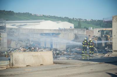 Stuttgart-Hedelfingen: Brand von Muell bei Recyclingunternehmen - B10 in Rauch gehuellt